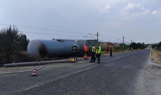 Товарен влак дерайлира край с Мурсалево Цистерни се обърнаха върху
